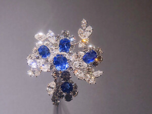 花束胸针，1962年，铂金、蓝宝石、钻石，梵克雅宝典藏。 ​​​