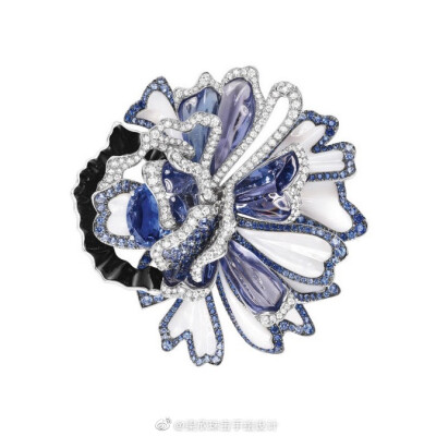 Chaumet 推出一组新高级珠宝系列，以2种不同风格来诠释「毛茛花」（Ranunculus）主题——「Éclosion de Chaumet」汇集超过10种彩色宝石，强调毛茛花缤纷的天然颜色；「Esquisse de Chaumet」则突出花朵充满层次感的…