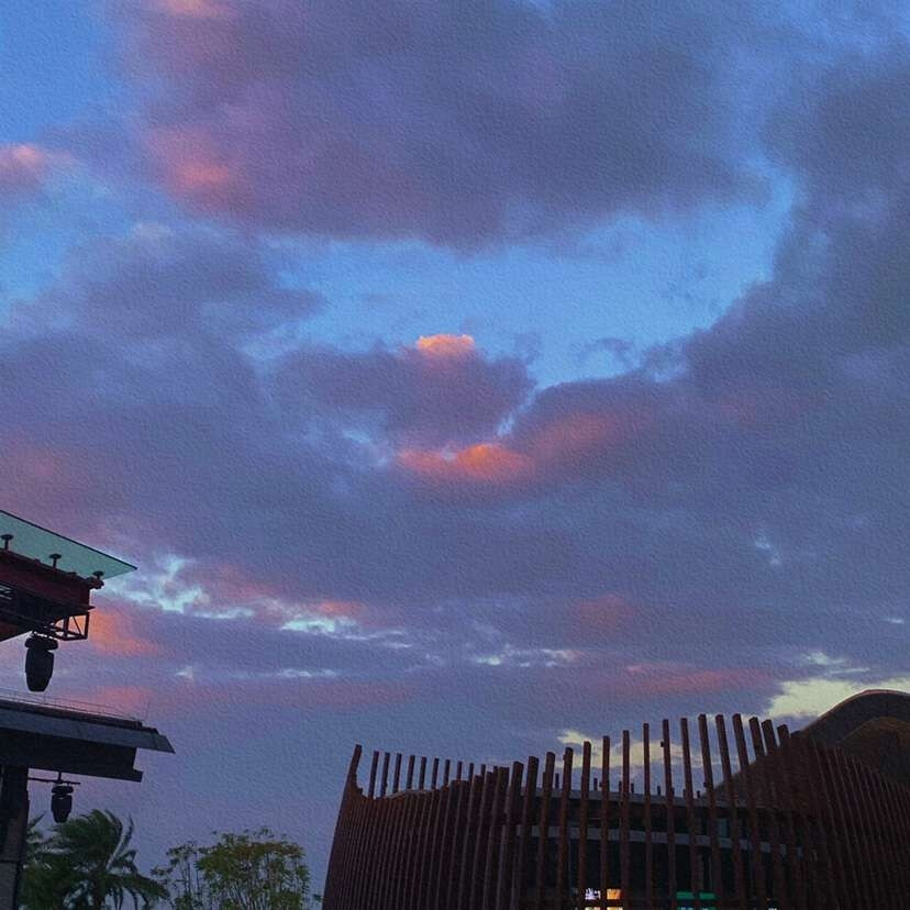 だれかあなたのために来るはずです。 口を開けなくてもあなたの光が見えます。 教えてあげます あなたも特別です。あなたも価値があります。 では、一番可愛い人を愛してください。 気持ちは世界に閉じ込められない。優しい。