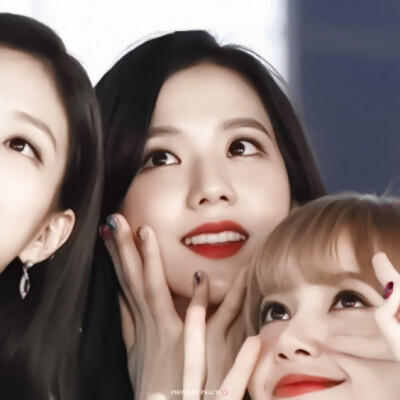 BLACKPINK
//老婆们好乖呢