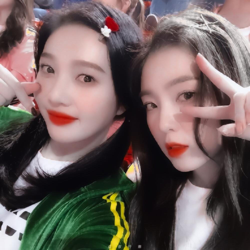 無描述的剪刀手和托臉**
Irene｜joy