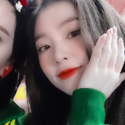 無描述的剪刀手和托臉**
Irene｜joy