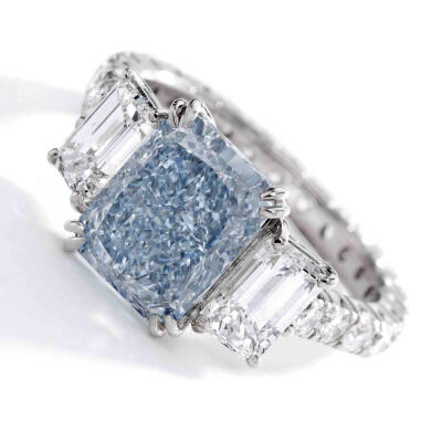 蓝钻戒指，主石为一颗3.67克拉的切角方形切割蓝钻，主石两侧镶嵌2颗祖母绿型切割钻石，点缀圆形切割钻石。成交价：262.15万美元。2020年12月9日，苏富比（Sotheby's）纽约“Magnificent Jewels”线上珠宝拍卖会
