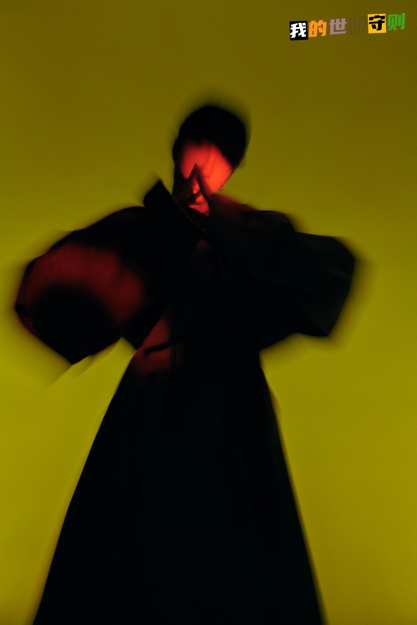 YIBO-OFFICIAL：
#王一博棒球帽炫光大片#
「概念大片C·我是我的样子」
自由，自若，独立，纯真，执着，坚守。
@UNIQ-王一博 填词《我的世界守则》，少年的自我深掘是壮阔的，浮沉世间姿态万千，独立随心不随波迎合，坚持自己的锐利保护着内心世界的纯真可爱。
希望《我的世界守则》能够给你坚持本能的力量和勇气。我们永远不退让，坚持自己，就是你们的世界，大家玩得开心！[打call] #王一博我的世界守则#