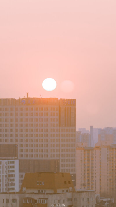 -熹微-
生活就是既能朝九晚五，又能浪迹天涯。 
©回形岛 ​​​