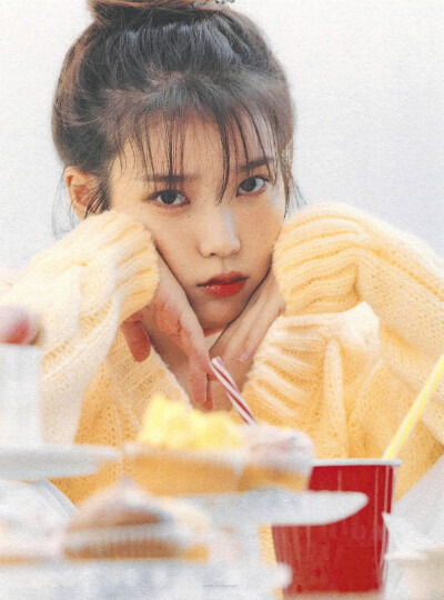 IU | 2021年台历扫图
cr:边五爷