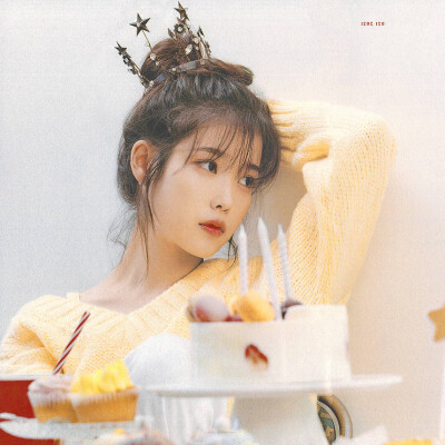 IU | 2021年台历扫图
cr:边五爷