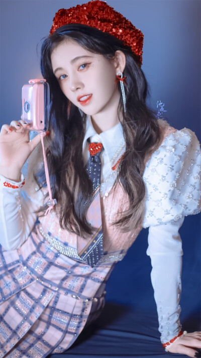 鞠婧祎
图源微博©池枣枣