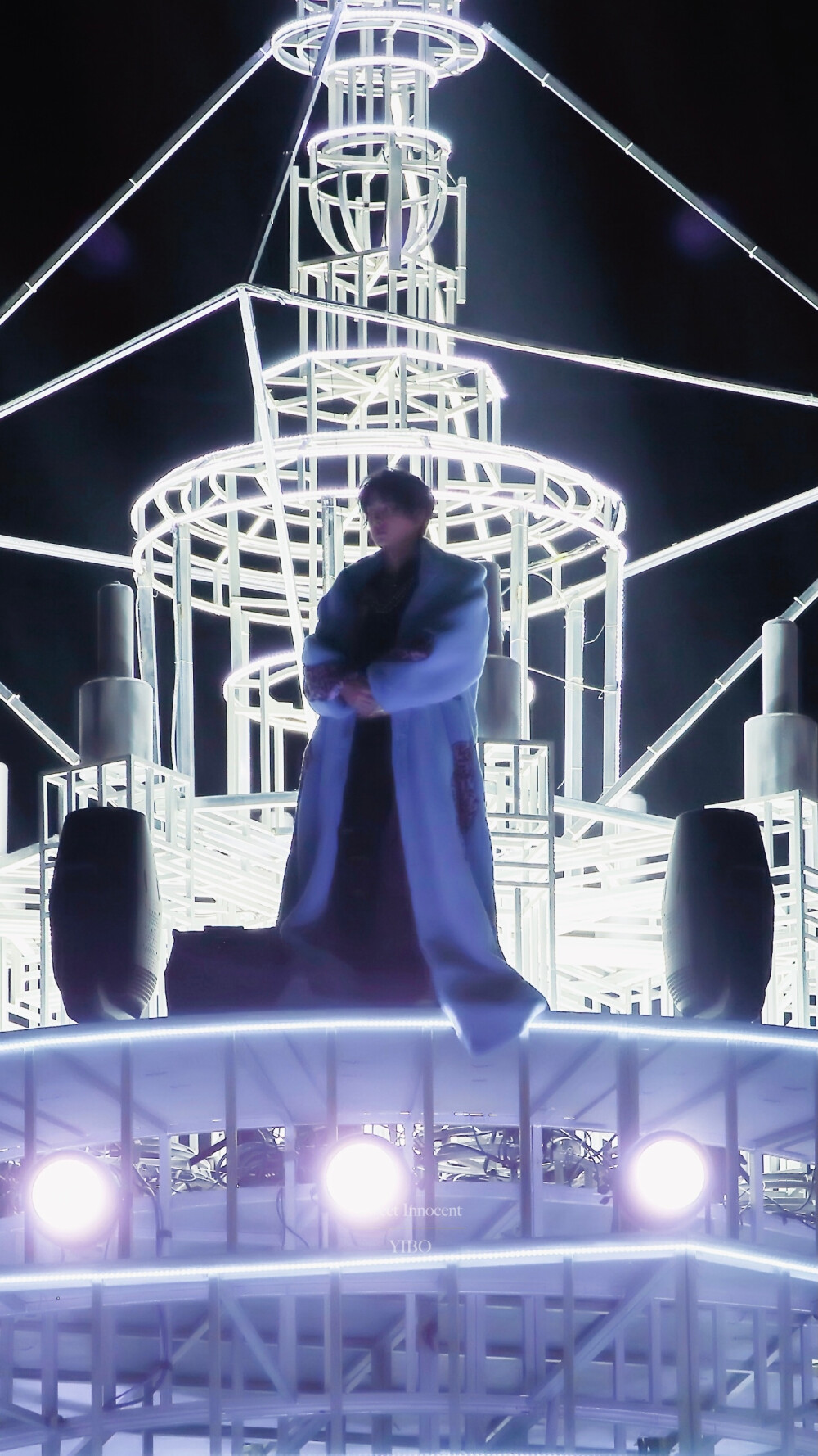 201231 湖南卫视跨年演唱会 @UNIQ-王一博 ♡表演前～揣手手～冷～♡ cr:logo