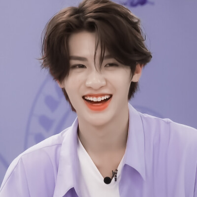 _黄明昊
_原截江纪然
贴纸扯扯裙边