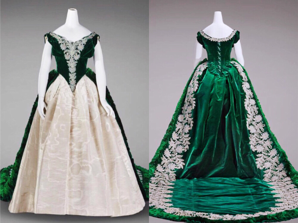 宫装，1888年，巴黎沃斯时装屋定制。这件宫装的拖尾长3.6米，由祖母绿色天鹅绒制成，配有银线立体刺绣，闪闪发光。 ​​​