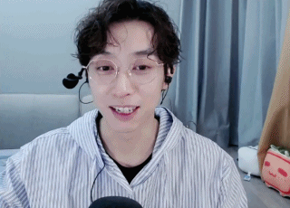 剪短发拉！女装终于安排上啦！！！！
今天和三叔一块玩的《人类一败涂地》，哈哈哈哈哈一直和三叔荡阿荡的 没看的明早去看麻辣拌啊的录屏吧！畅哥说想穿戏服，会考虑戏服拍《人间粉墨》的MV。
三叔没放弃不知火舞，畅畅说没有材料，三叔说JK 畅畅说有腿毛。
然后娃尔最惨《娃尔绿了》 原因跨年直播娃尔会怼哥哥了畅就说“娃尔比我还茶了” 然后叔和畅玩游戏看见一个绿帽子
叔“娃尔！！！！！”