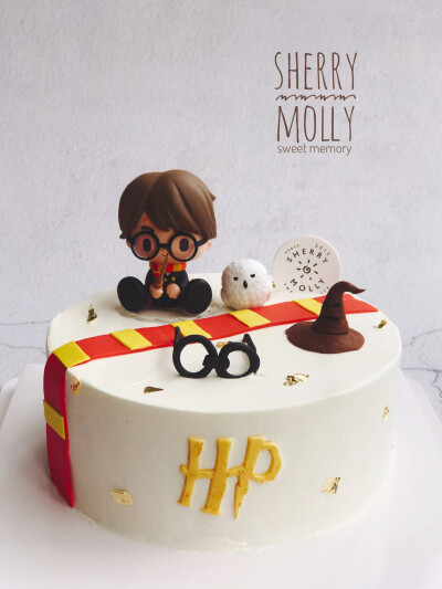 #SHERRYMolly家の下午茶# —『原味cake』她想要哈利波特主题主题的cake～每次的cake她都很用心的参与进来了 上次的车模 这次的盲盒 都是买好寄给我们 我们负责做蛋糕和装饰～最后一起组成这款有意思的cake呢
