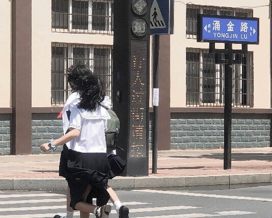 “忽然发现去年夏天已经是很久远的事情了。 ​​”
今日份朋友圈背景图/ins潮图
源自各处 侵权致歉.