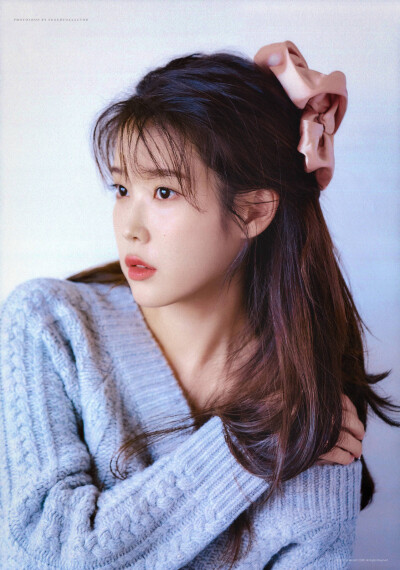 IU | 线上周边扫图
cr:砂糖收藏家