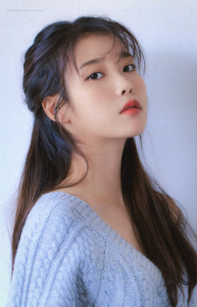 IU | 线上周边扫图
cr:砂糖收藏家