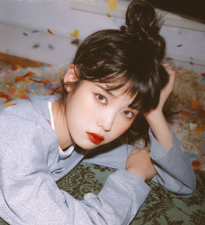 IU | 2021年台历扫图
cr:边五爷