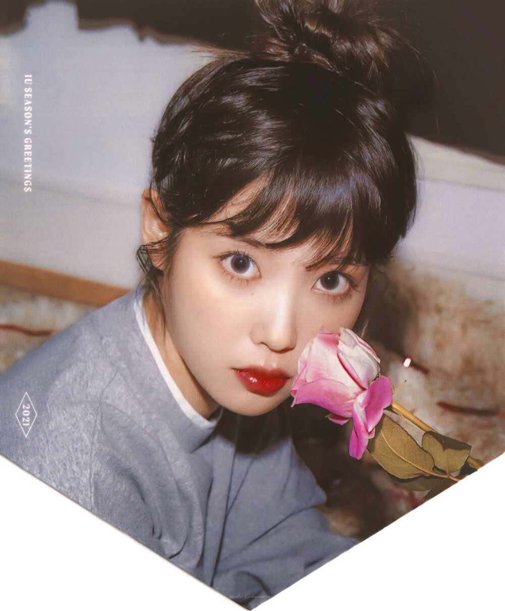 IU | 2021年台历扫图
cr:边五爷