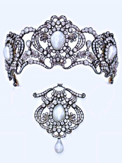 维也纳 珠宝商Köchert 于1913年为 奥地利女大公玛丽.瓦莱丽 Archduchess Marie Valerie （她是茜茜公主最小的女儿）制作的，用钻石构成缎带和藤蔓结构，还有3颗很大的梨形珍珠。重点来了！！！他还能拆成三个部分，…