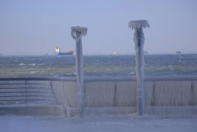 海水结冰
极寒之境，冰雪不等人