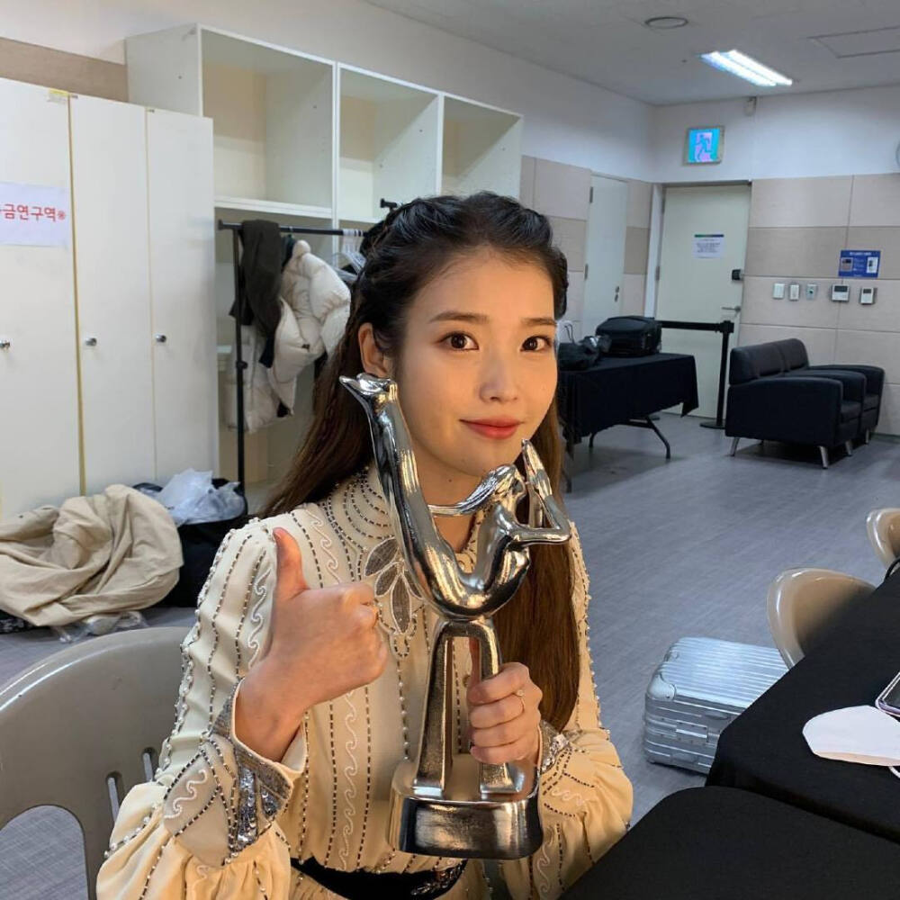 IU ins 简介