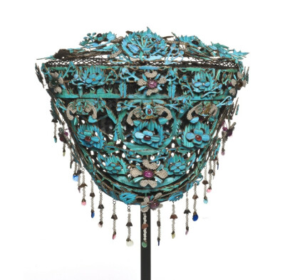 点翠头冠，清朝（1644年-1912年）
采用翠鸟羽毛、宝石、玻璃、纸张、金属线、纺织纤维制作。
