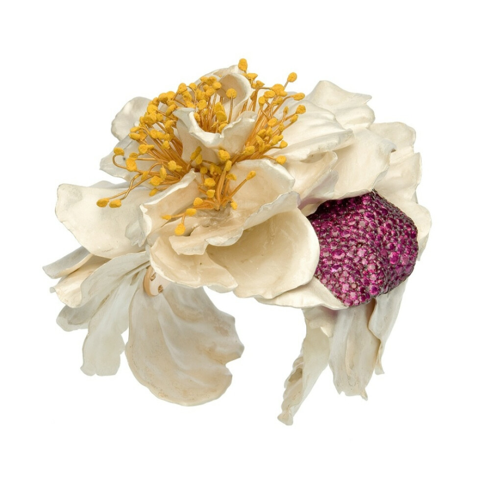 Camélia 手镯，by JAR，1995年
镶嵌圆形切割红宝石。