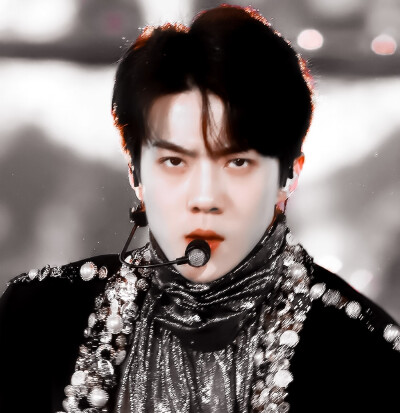 “无光之时，不要哭泣，神不会同情任何人”
吴世勋
cr.for_windy