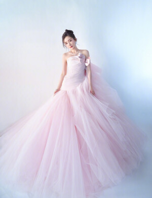 杨幂粉色抹胸纱裙仙气飘飘写真杨幂粉色抹胸纱裙仙气飘飘写真