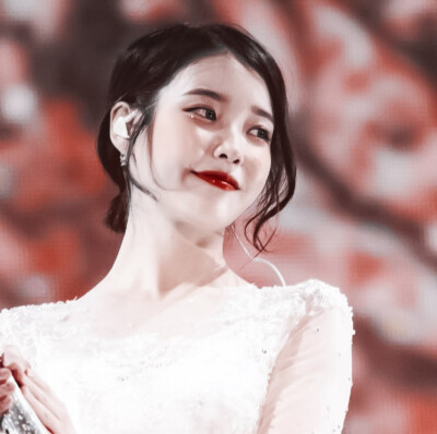 ：IU、
“为了嫁给你 我穿上了女人一生向往的服装。”