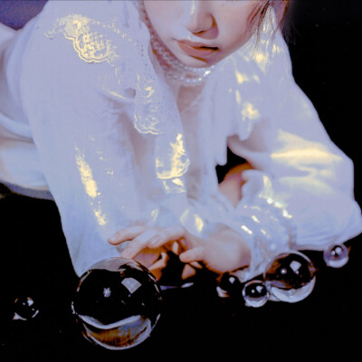 ᵀʰᵉ ˢᵗᵃʳˢ ᵃʳᵉ ᶠᵃˡˡⁱⁿᵍ ᵈᵒʷⁿ, ˢˡᵒʷ ᵃˢ ˡⁱᵍʰᵗ.
繁星落城，慢若浮光。