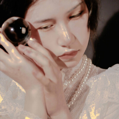 ᵀʰᵉ ˢᵗᵃʳˢ ᵃʳᵉ ᶠᵃˡˡⁱⁿᵍ ᵈᵒʷⁿ, ˢˡᵒʷ ᵃˢ ˡⁱᵍʰᵗ.
繁星落城，慢若浮光。