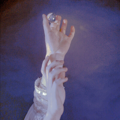 ᵀʰᵉ ˢᵗᵃʳˢ ᵃʳᵉ ᶠᵃˡˡⁱⁿᵍ ᵈᵒʷⁿ, ˢˡᵒʷ ᵃˢ ˡⁱᵍʰᵗ.
繁星落城，慢若浮光。