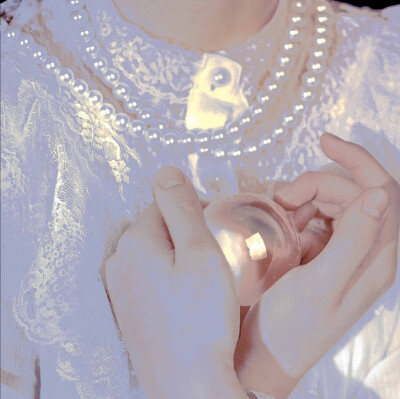 ᵀʰᵉ ˢᵗᵃʳˢ ᵃʳᵉ ᶠᵃˡˡⁱⁿᵍ ᵈᵒʷⁿ, ˢˡᵒʷ ᵃˢ ˡⁱᵍʰᵗ.
繁星落城，慢若浮光。