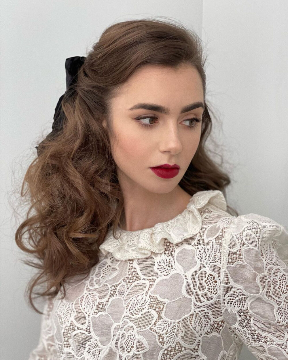 【美女安利】
莉莉柯林斯｜ins：lilyjcollins
Lily Collins｜欧美女神｜好莱坞｜netflix｜女头｜头像｜手机壁纸｜ins搬运｜模特｜明星｜金发｜白雪公主之魔镜魔镜｜爱你，罗茜｜骨瘦如柴｜悲惨世界｜艾米丽在巴黎｜英国演员