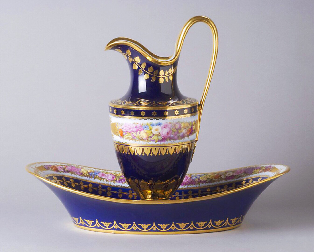 法国御窑塞弗尔的盥洗瓷器套件（BASIN），大部分制作于18、19世纪。当时贵族会在卧床旁摆放一套盥洗用具，方便清晨梳洗。