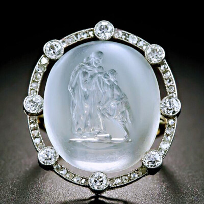 从透明到淡蓝的月光石珠宝，做雕刻特别美，就像佩戴了一抹有故事的月色。 ​​​