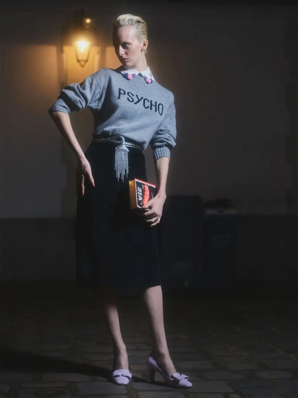 
惊悚片爱好者一定都对希区柯克的作品不陌生，「书本手拿包」开创者法国服装及配饰品牌Olympia Le-Tan则在2017年推出以希区柯克影片为灵感的服装，重现影片中60年代的穿搭风格，复古风浓郁。
