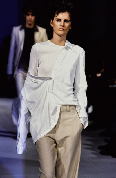 
作为Antwerp Six（安特卫普六君子）的成员之一的Ann Demeulemeester，擅长以不对称结构主义剪裁方式展现服装的美感，那些精细剪裁的长西服、黑马甲、垂感长裙、薄衬衣，无不令人惊艳。
