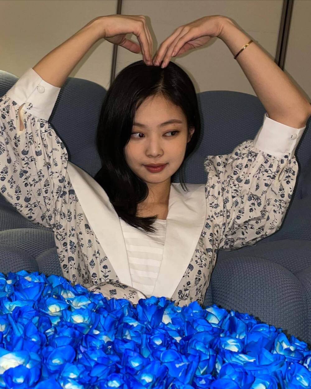 #jennie0116生日快乐#
桀骜热烈 自由奔放的红玫瑰
冷峻高傲 肆意张扬的黑天鹅
婀娜多姿 跃动徜徉的白月光
活泼率性的精灵 纯真圣洁的天使
温柔可爱的公主 霸气性感的女王
金相玉质
抱宝怀珍
妮
熠熠生辉
终日乾乾
快
智者乐水
ALL THE BEST WISHES FOR YOU~
