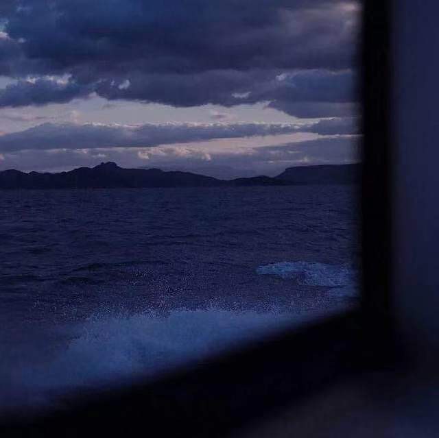 星空迷上了山野，有雾有灯也有归人。