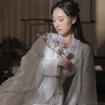 “问奴归意，清歌风起。
仙桂满头，醉梦天地。”
秦软玉の自截 禁二传二改
汉服头像／古风女头