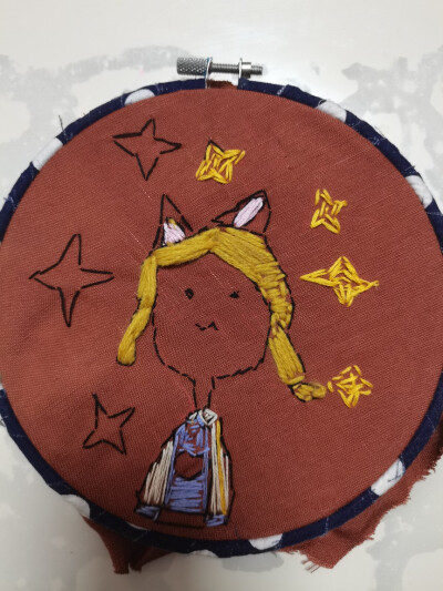 带着女儿一起刺绣。