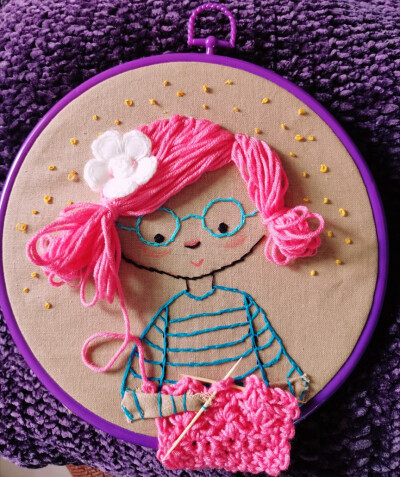 带着女儿一起刺绣。