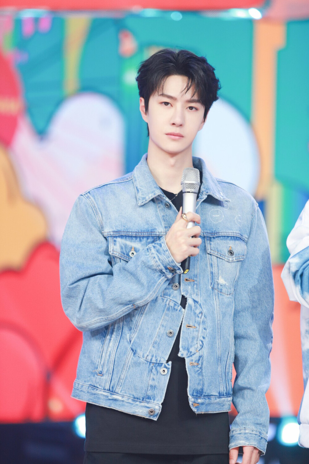 YIBO-OFFICIAL：
#天天向上王一博#
好吃的、好玩的、好看的，应有尽有！跟随@UNIQ-王一博 走访长沙最新打卡地，足不出户也能来一场奇妙之旅。[awsl] 今晚22:00 锁定天天向上，愉快度过周末夜晚。 ​​​