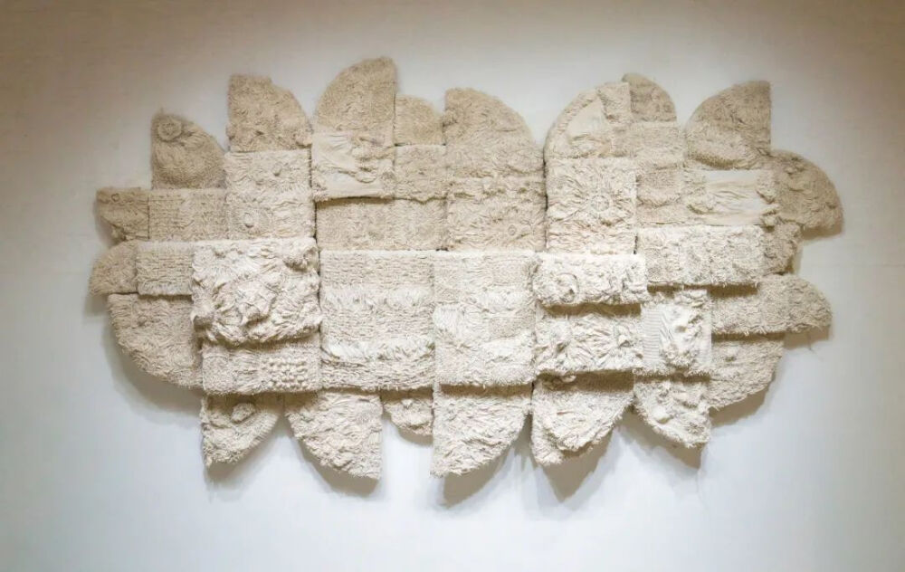 林芳璐，《她的石头》，2020年来自《She》系列，自2016年起 棉布，棉线，木材350 × 620 × 60厘米由艺术家和艺术+上海画廊提供支持