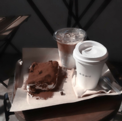 她是他仓促人生中唯一的值得。