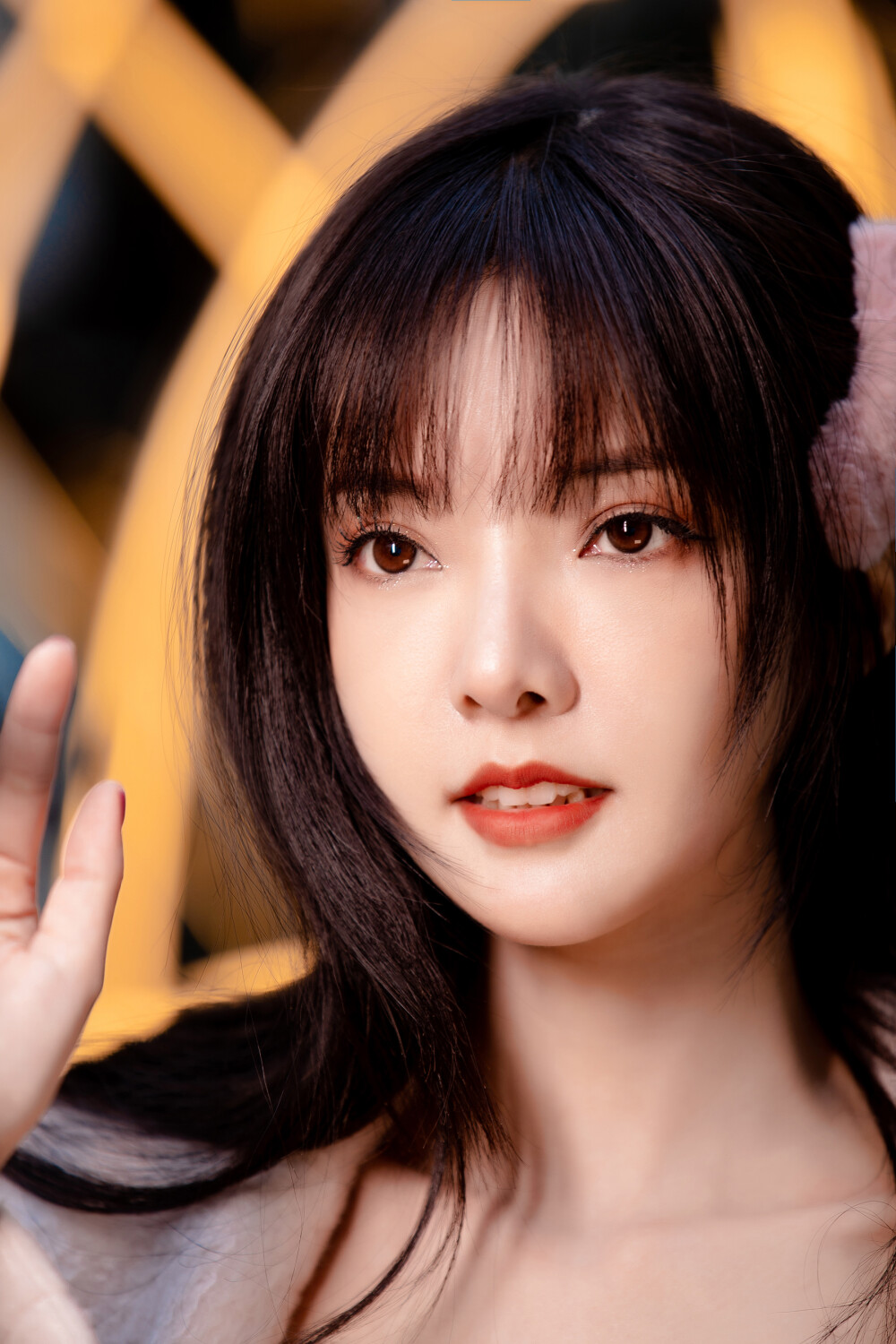 洪小乔red一袭粉色素净连衣裙清纯甜美