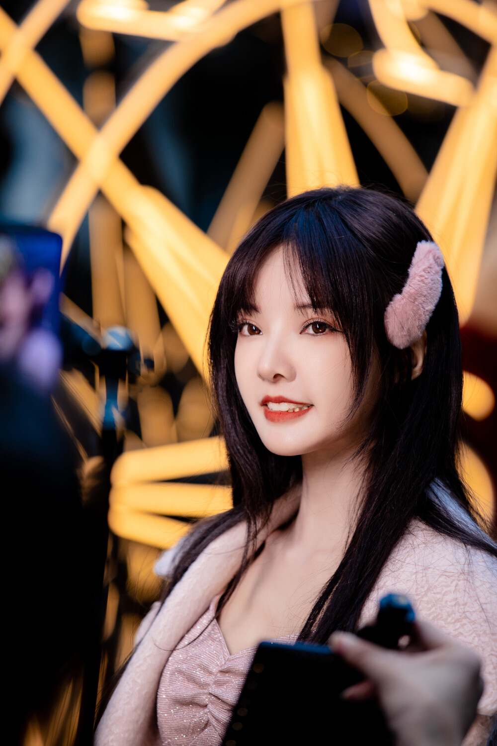 洪小乔red一袭粉色素净连衣裙清纯甜美