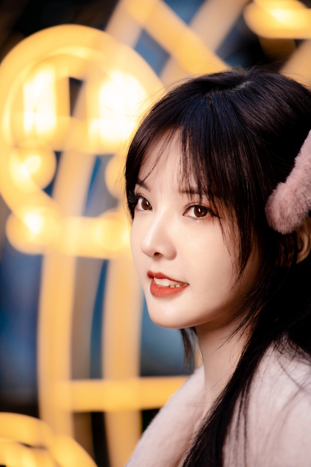 洪小乔red一袭粉色素净连衣裙清纯甜美